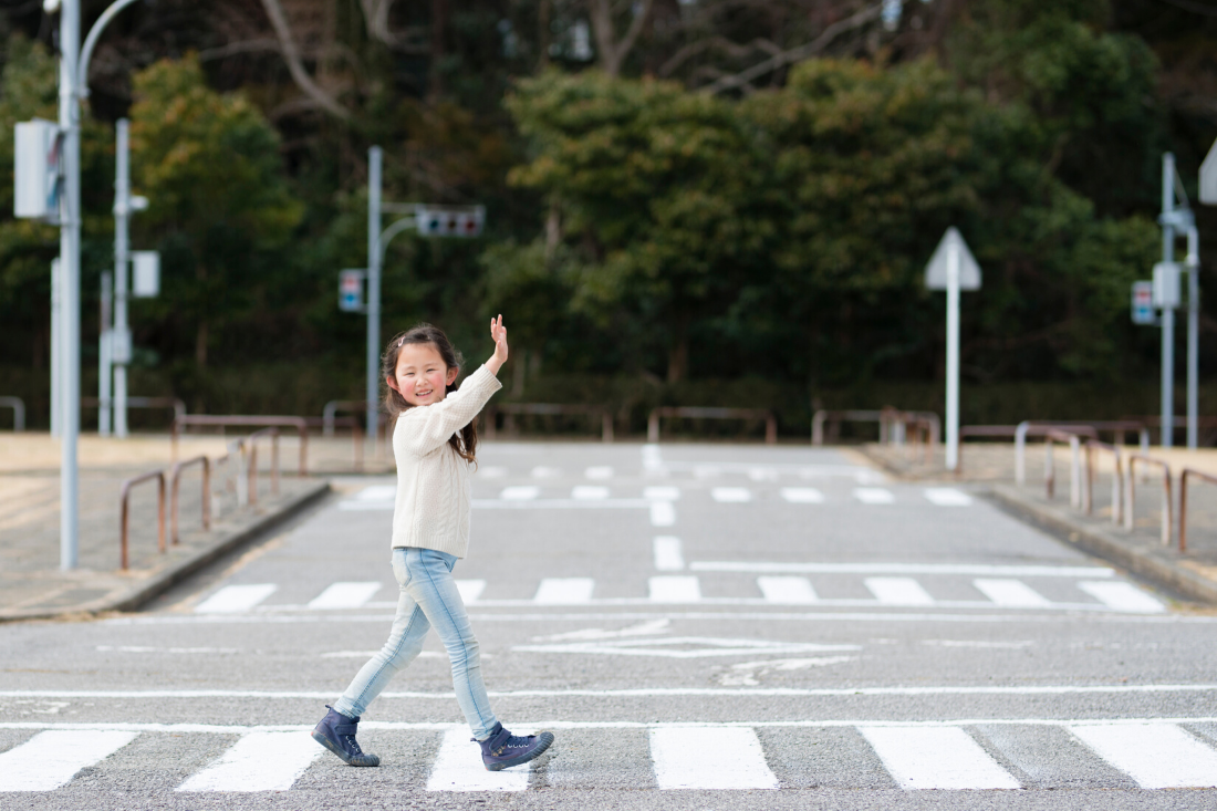 enfant qui traverse